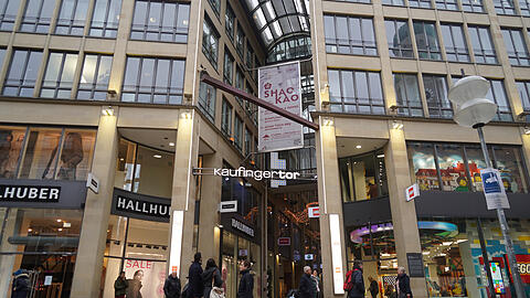 Weg ist sie. Die Statue an der Kaufingertor-Passage sucht man derzeit vergebens.