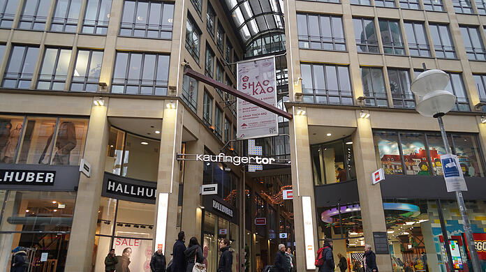 Weg ist sie. Die Statue an der Kaufingertor-Passage sucht man derzeit vergebens.