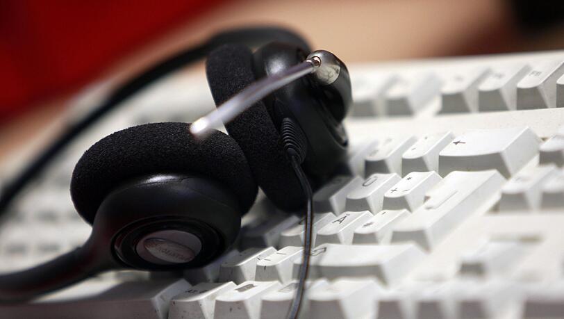 Bald überflüssig und durch KI ersetzt? Versicherungen und große Banken beschäftigen viele Mitarbeiter in Call-Centern.(Symbolbild)