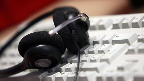 Bald überflüssig und durch KI ersetzt? Versicherungen und große Banken beschäftigen viele Mitarbeiter in Call-Centern.(Symbolbild)