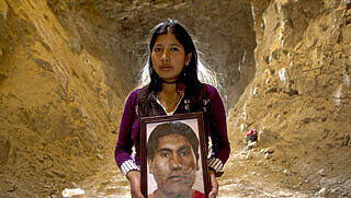 Veronica Quispe mit einem Bild von ihrem Mann: Carlos Mamani (23) ist Vater einer Tochter (1), stammt aus Bolivien und ist der einzige Ausländer unter den Verschütteten. Veronica Quispe mit einem Bild von ihrem Mann: Carlos Mamani (23) ist Vater einer Tochter (1), stammt aus Bolivien und ist der einzige Ausländer unter den Verschütteten.