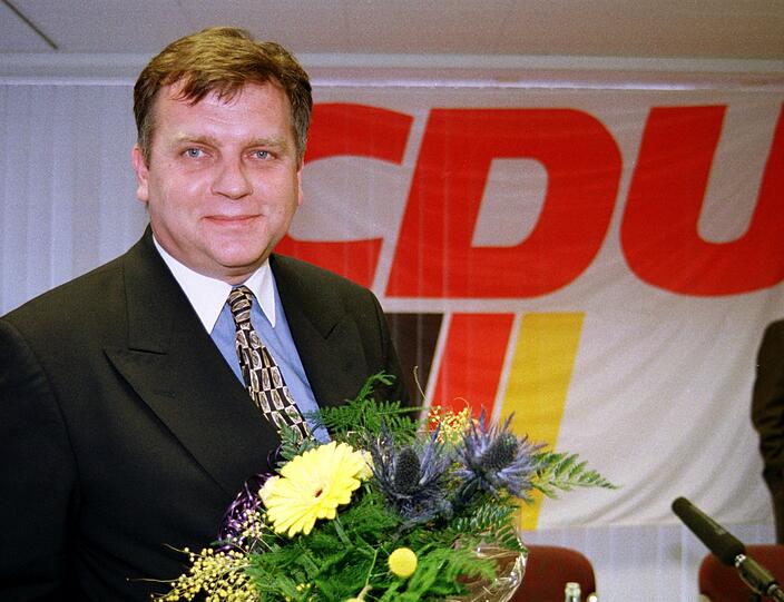 Günther Krause: Im Mai 1993 reichte der damalige
Bundesverkehrsminister seinen Rücktritt ein. Seinen privaten Umzug
nach Berlin hatte er sich von staatlichen Geldern finanzieren
lassen. Zuvor war der CDU-Politiker bereits in der
&bdquo;Putzfrauen-Affäre&ldquo; in Bedrängnis geraten, als er seine private
Putzfrau vom Arbeitsamt bezahlen ließ.