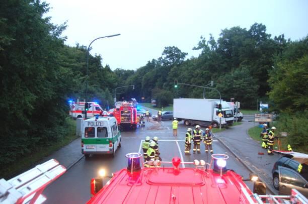 Ein Autofahrer (25) nimmt beim Linksabbiegen einem Lkw die Vorfahrt. Er wird auf den Gehweg geschleudert und muss per Rettungsschere aus seinem Fahrzeug geschnitten werden.