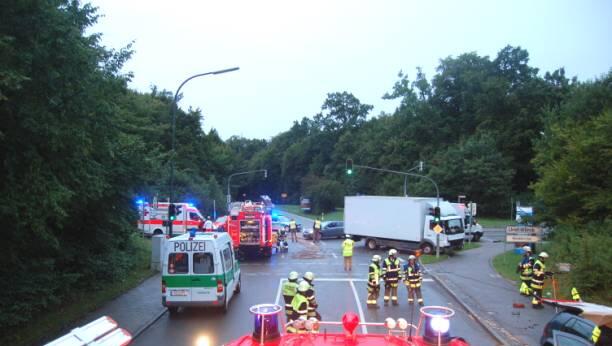 Ein Autofahrer (25) nimmt beim Linksabbiegen einem Lkw die Vorfahrt. Er wird auf den Gehweg geschleudert und muss per Rettungsschere aus seinem Fahrzeug geschnitten werden. Ein Autofahrer (25) nimmt beim Linksabbiegen einem Lkw die Vorfahrt. Er wird auf den Gehweg geschleudert und muss per Rettungsschere aus seinem Fahrzeug geschnitten werden.