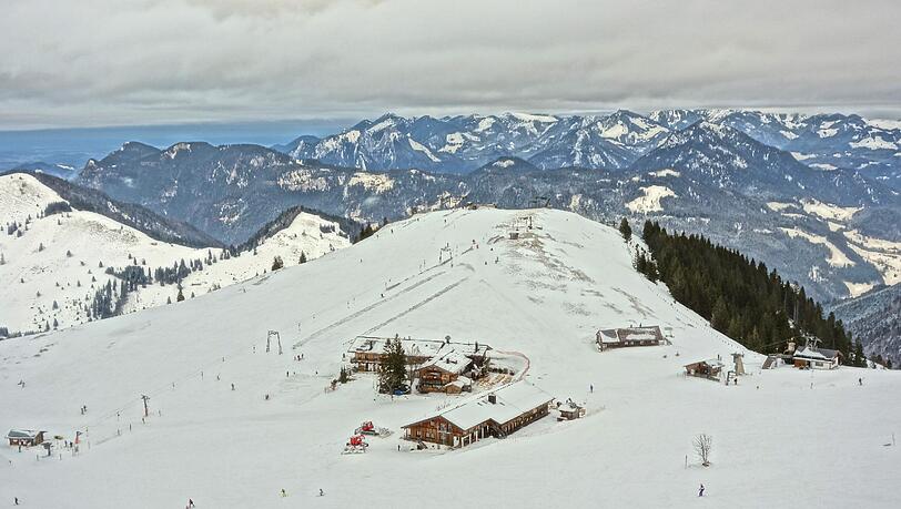 Die Aussicht von den Pisten des Sudelfelds ins Tal hinab. Die Aussicht von den Pisten des Sudelfelds ins Tal hinab.