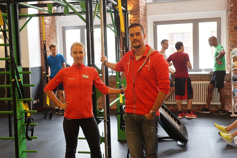 Sandra Schneider, Trainingsleiterin und Thomas Theil, Vertriebsangestellter, sagen: &bdquo;Der Tag nach der Bombensprengung war krass: Fenster waren komplett kaputt, Geräte auch. Wir haben uns gefragt, wie es weitergeht. Zwei Monate später konnten wir wieder aufmachen. Und inzwischen ist alles wieder gut, auch der Baulärm ist vorüber.&ldquo;