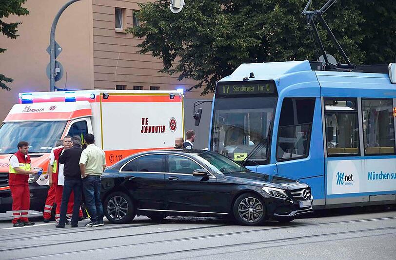 Zusammenstoß zwischen Pkw und Tram: An der Kreuzung Schwansee-/Wallbergstraße hat es ordentlich gekracht. Sehen Sie hier die Bilder vom Unfall.