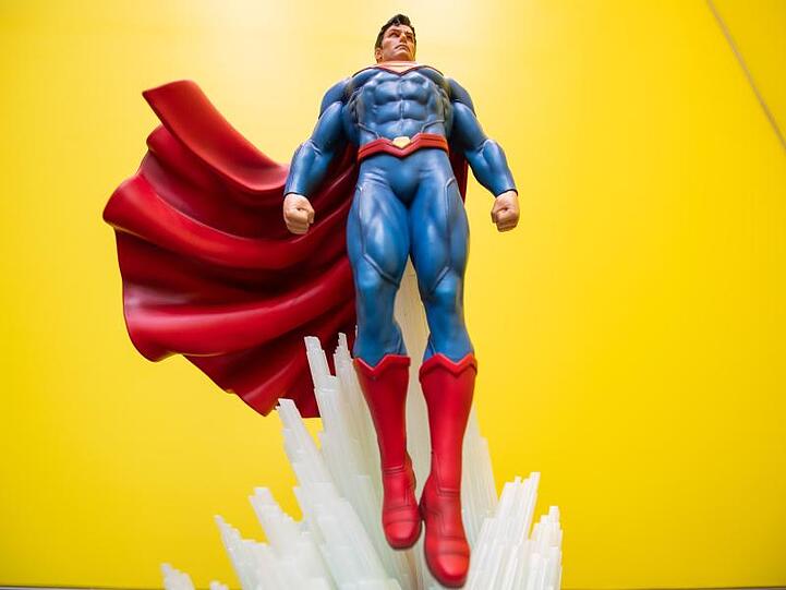 Eine Statue von Superman ist während der Neuheitenschau der Spielwarenmesse ausgestellt. Foto: Daniel Karmann