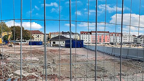 So sieht die Baustelle von den Klassenzimmern zur Arcisstraße hin aus. Es sind gerade mal 17 Meter von der Außenwand bis zum Bauzaun.