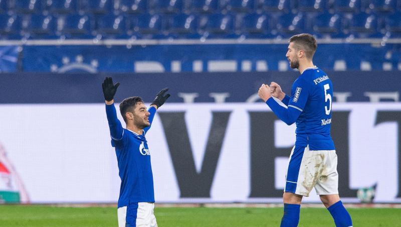 Schalkes Ozan Kabak (l) und Matija Nastasic jubeln nach dem Schlusspfiff.