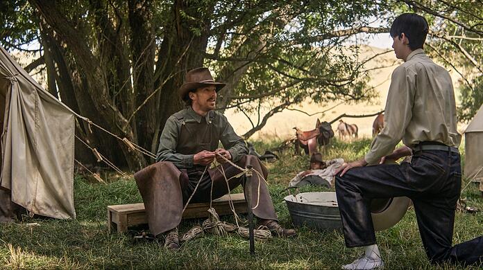 Ist eine Annäherung nach Demütigungen möglich? Benedict Cumberbatch als Macho-Cowboy und Kodi Smit-McPhee als junger Schwuler.