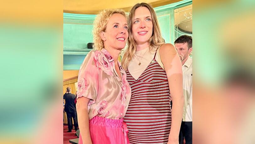 Katja und Paula Riemann freuten sich gemeinsam über die Premiere des Theaterstücks "DI-VI-SI-ON" in Berlin.