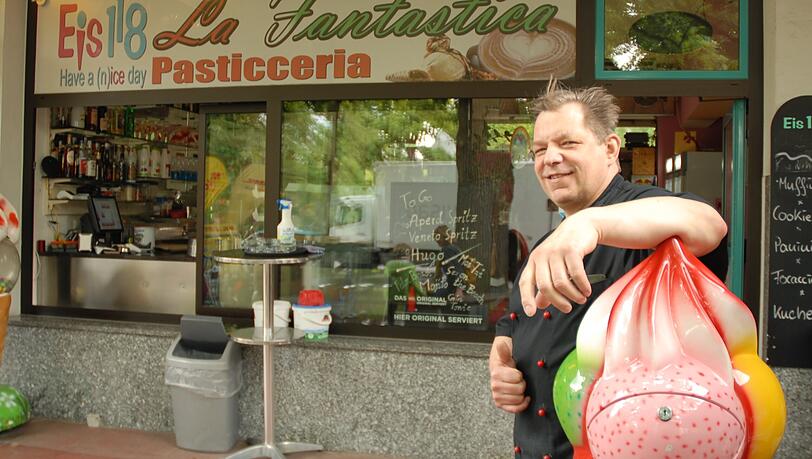 Giovanni vor seinem La Fantastica. Bei ihm gibt es nicht nur Eis, sondern auch täglich selbst gemachten Kuchen. Und wer möchte, kann ein wenig Fast Food haben, Burger zum Beispiel. Mit einem guten Kaffee aus seiner 20.000-Euro-Maschine kann man auch nichts verkehrt machen. 	Fotos: H. Ince