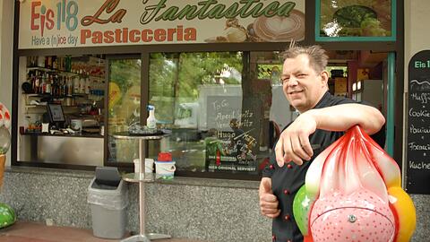 Giovanni vor seinem La Fantastica. Bei ihm gibt es nicht nur Eis, sondern auch täglich selbst gemachten Kuchen. Und wer möchte, kann ein wenig Fast Food haben, Burger zum Beispiel. Mit einem guten Kaffee aus seiner 20.000-Euro-Maschine kann man auch nichts verkehrt machen. 	Fotos: H. Ince