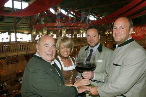 Prost - auf das Oktoberfest 2009! Roland, Doris, Stephan und Sebastian Kuffler (v.l.) mit ihrem berühmten überdimensionalen Römer, der am Samstag beim Wiesn-Start wieder seinen alljährlich Einsatz hat.