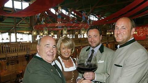 Prost - auf das Oktoberfest 2009! Roland, Doris, Stephan und Sebastian Kuffler (v.l.) mit ihrem berühmten überdimensionalen Römer, der am Samstag beim Wiesn-Start wieder seinen alljährlich Einsatz hat.