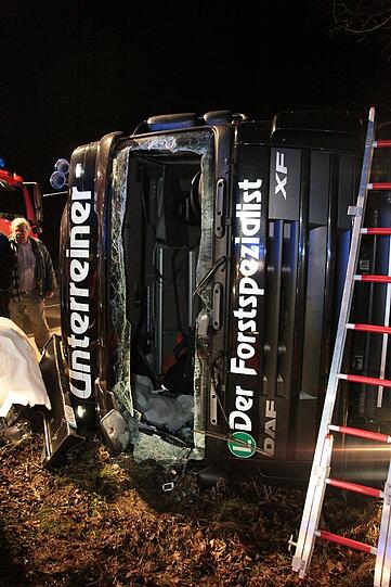 Am Mittwoch morgen kippte ein LKW auf der B 12 bei Rattenkirchen um: Der verletzte Fahrer war in seiner Kabine eingeklemmt und musste von der Feuerwehr befreit werden. Die Bilder!