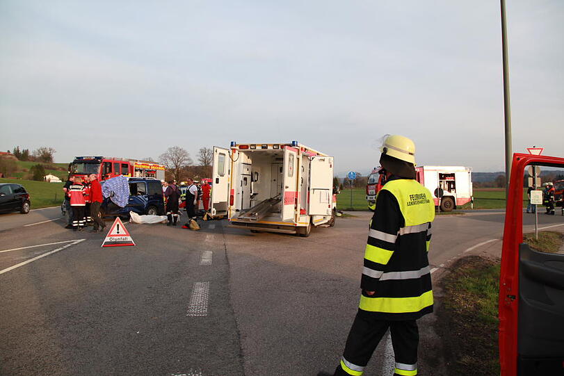 Im Landkreis Rosenheim hat eine Autofahrerin einen Motorradfahrer übersehen. Der Mann stirbt noch am Unfallort, die Frau wird schwer verletzt ins Krankenhaus geflogen.