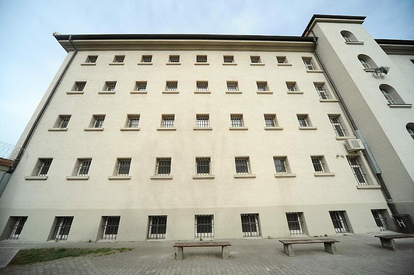 Tischtennisplatten auf dem Gefängnishof. Hoeneß absolviert seinen zweistündigen Aufenthalt im Freien separat und abgeschirmt.