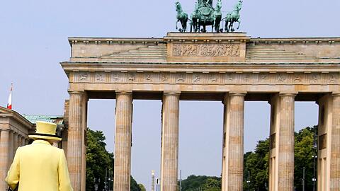 Queen Elizabeth II. vor dem Brandenburger Tor. Die Bilder vom Spaziergang und dem Bad in der Menge.