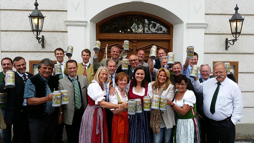 In Straßlach, wo Toni Roiderer seine Wirtschaft hat, haben die Wiesnwirte nun ihren neuen Krug vorgestellt.