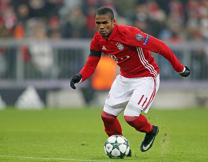 Douglas Costa Note 3: 50. Champions-League-Spiel für den Brasilianer,  
es war ein ordentliches. Schoss einmal knallhart aufs Atlético-Tor,  
Oblak parierte (19.). Scheiterte später erneut am Keeper (54.).