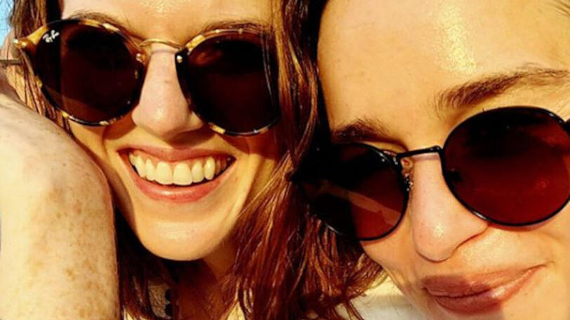 Emilia Clarke (r.) und Rose Leslie genießen die Sonnenstrahlen