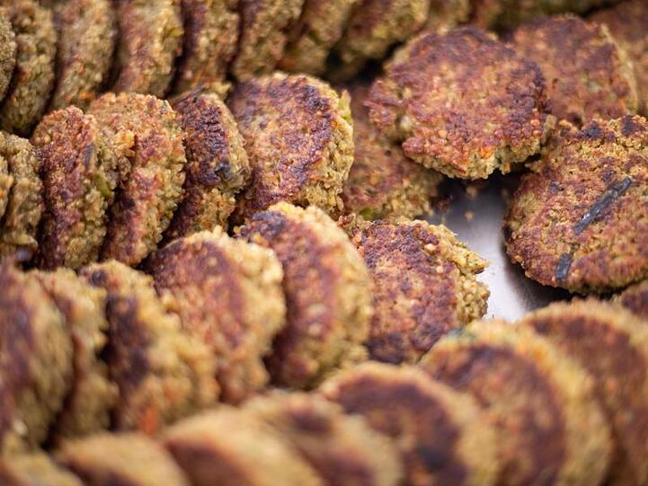 Quinoa-Küchle: Wirtschaftsethiker Nick Lin-Hi sieht eine vegane Wende, auf die auch die Bauern reagieren müssen.