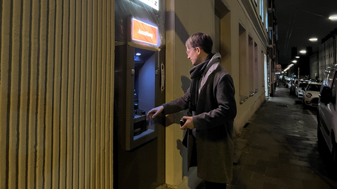 März 2024: Am Baldeplatz kann man wieder Geld abheben – nun außen an der Wand.