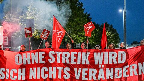 Viele Menschen haben Sorge um ihren Arbeitsplatz wie hier Besch&auml;ftigte beim Zulieferer Bosch, der Tausende Arbeitspl&auml;tze streichen will (Archivbild)