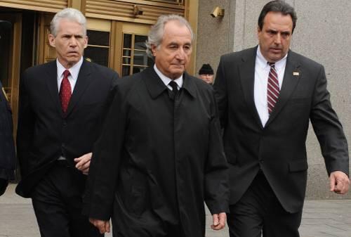 Bernard Madoff (M.) wird den Rest seines Lebens hinter Gittern verbringen.