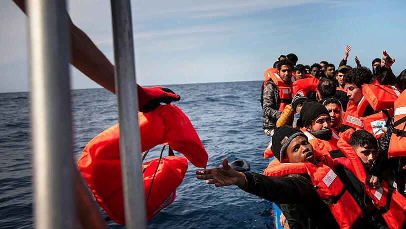 Auf dem Mittelmeer geraten immer wieder Flüchtlinge in Seenot. Auf dem Mittelmeer geraten immer wieder Flüchtlinge in Seenot.