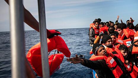 Auf dem Mittelmeer geraten immer wieder Fl&uuml;chtlinge in Seenot.