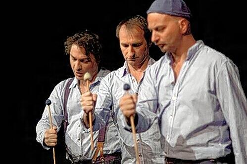 Klöppel als Messer: &bdquo;Das Kind der Seehundfrau&ldquo; vom Theater Pfütze bleibt abstrakt und fordert von den Kindern einiges.
