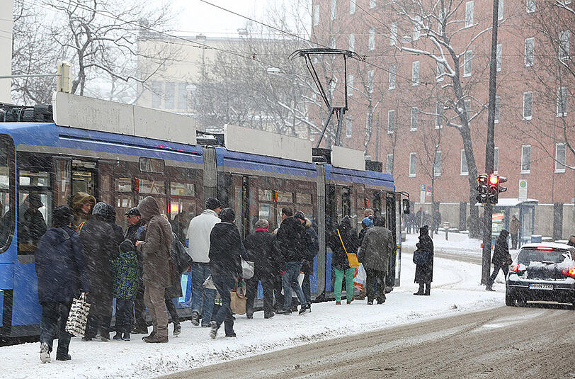 So sieht der Winter in München aus: Viele Menschen weichen auf die Tram und andere öffentliche Verkehrsmittel aus, um nicht mit dem Auto fahren zu müssen.
