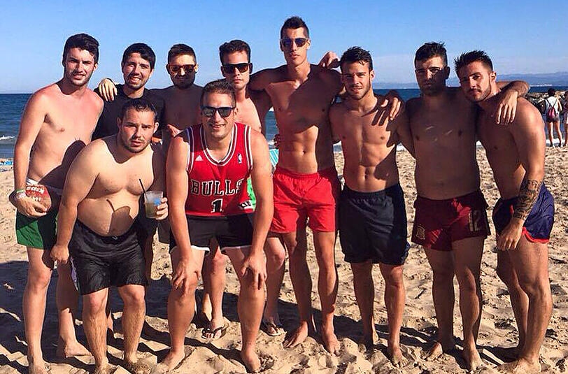 Letzte Eindrücke der freien Zeit, ehe es für Juan Bernat zur Nationalmannschaft geht. Der Spanier genießt die letzten freien Tage am Strand mti Freunden.