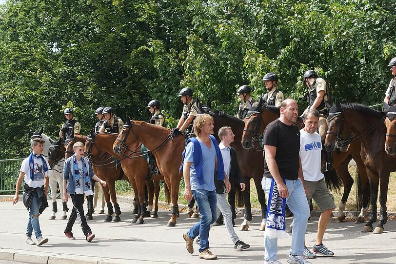 Friedliche Schlachtenbummler auf dem Weg zum Stadion.