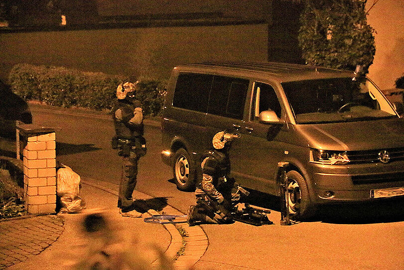 Ein bewaffneter Mann hielt den kleinen oberfränkischen Ort Reundorf am Sonntag in Atem - die Bilder vom SEK-Einsatz.