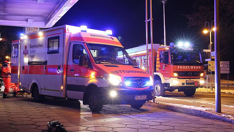 Das Auto ist nach dem Unfall vollkommen zerstört, der Fahrer schwer verletzt. Die Bilder aus Traunreut.