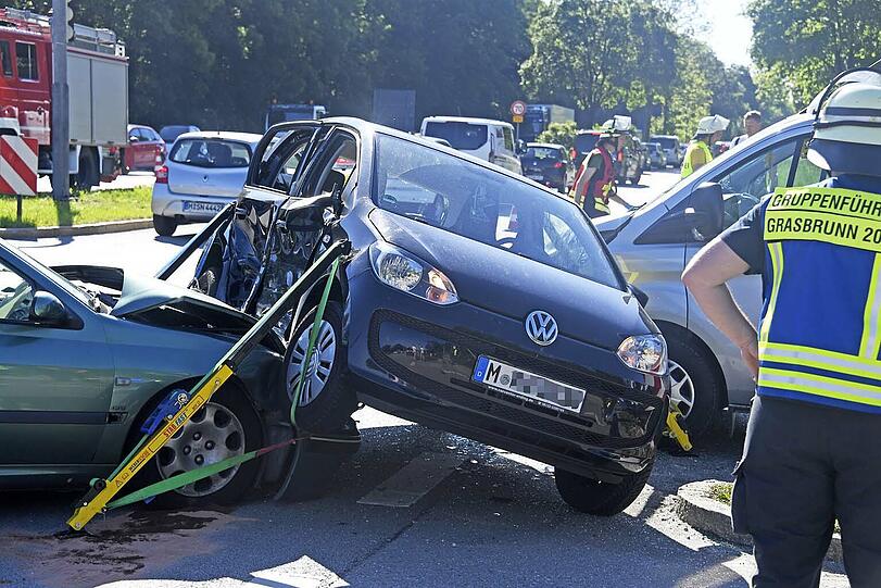 Während der Unfallaufnahme und der Aufräumungsarbeiten kam es auf der B304 für knapp drei Stunden in beiden Richtungen zu erheblichen Staus.