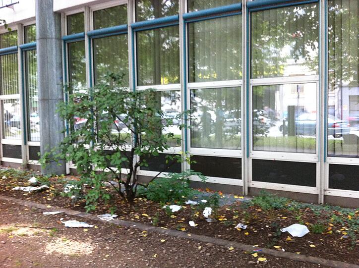 ... Wiesn-Zeit. Diese Fetzen liegen auf dem Gelände vor der Postbank an der Paul-Heyse-Straße...