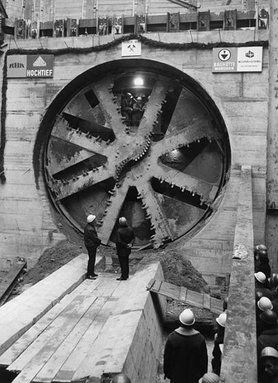 Revolutionäre Technik: Mit dem "Eisernen Maulwurf" kann der Schacht ausgehoben werden. Revolutionäre Technik: Mit dem "Eisernen Maulwurf" kann der Schacht ausgehoben werden.