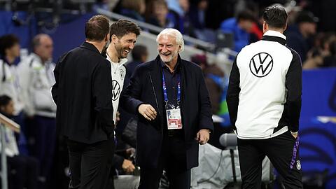 Deutschlands Sportdirektor Rudi Völler (M) und Bundestrainer Julian Nagelsmann (l) lachen vor dem Spiel.