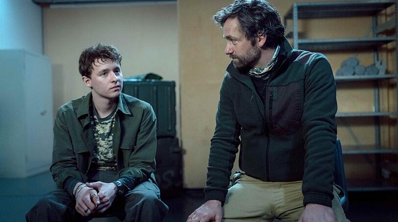 Moritz Zechmann (Florian Stetter, rechts) hat seinen Sohn Mats (Paul Ahrens) zum Survivalkurs mitgebracht. Moritz Zechmann (Florian Stetter, rechts) hat seinen Sohn Mats (Paul Ahrens) zum Survivalkurs mitgebracht.