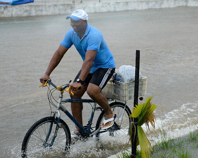 In Recife erwartet die USA und Deutschland eine Wasserschlacht. Die irren Regen-Bilder aus Recife!