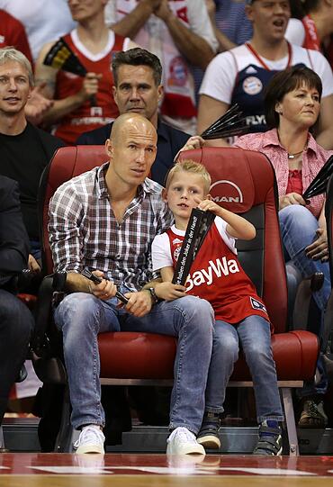 Arjen Robben als Glücksbringer: Die Bayern haben sich im zweiten Spiel gegen ALBA Berlin zurückgekämpft. Die Bilder.