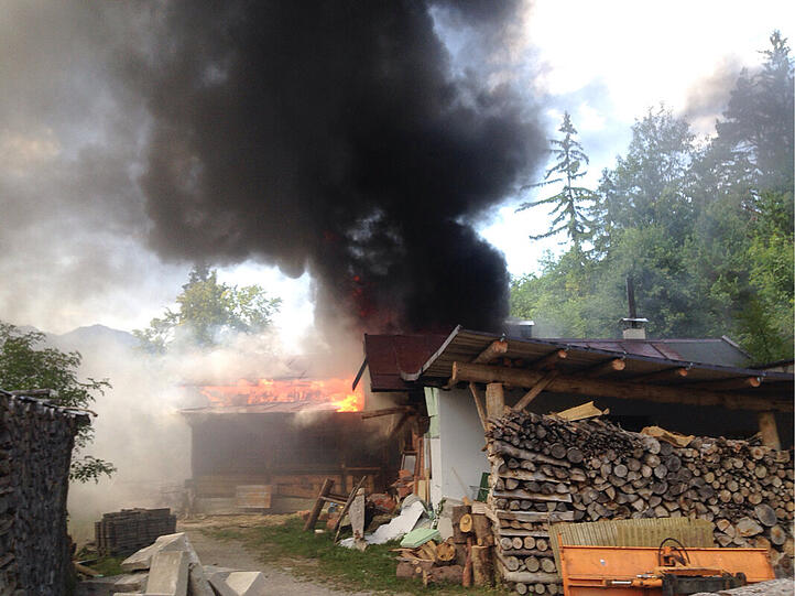 Flammen schlagen aus dem Dach der Gamshütte oberhalb von Garmisch-Partenkirchen.
