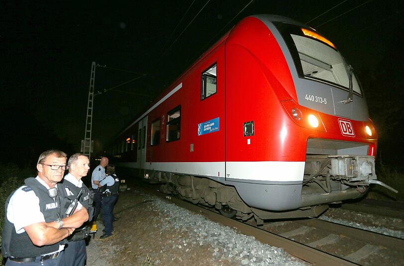 In diesem Zug hat ein Attentäter ein Blutbad angerichtet. Jetzt schwebt nur noch eins der Opfer in Lebensgefahr.