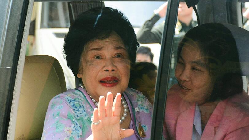 Königin Sirikit (li.) zeigt sich im Mai 2015 in einem Auto in Bangkok. Königin Sirikit (li.) zeigt sich im Mai 2015 in einem Auto in Bangkok.