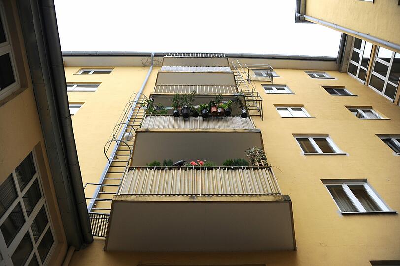 Auf ihrem Balkon im Innenhof (u.) hat die Rentnerin jeden Tag ihre Blumen gegossen.